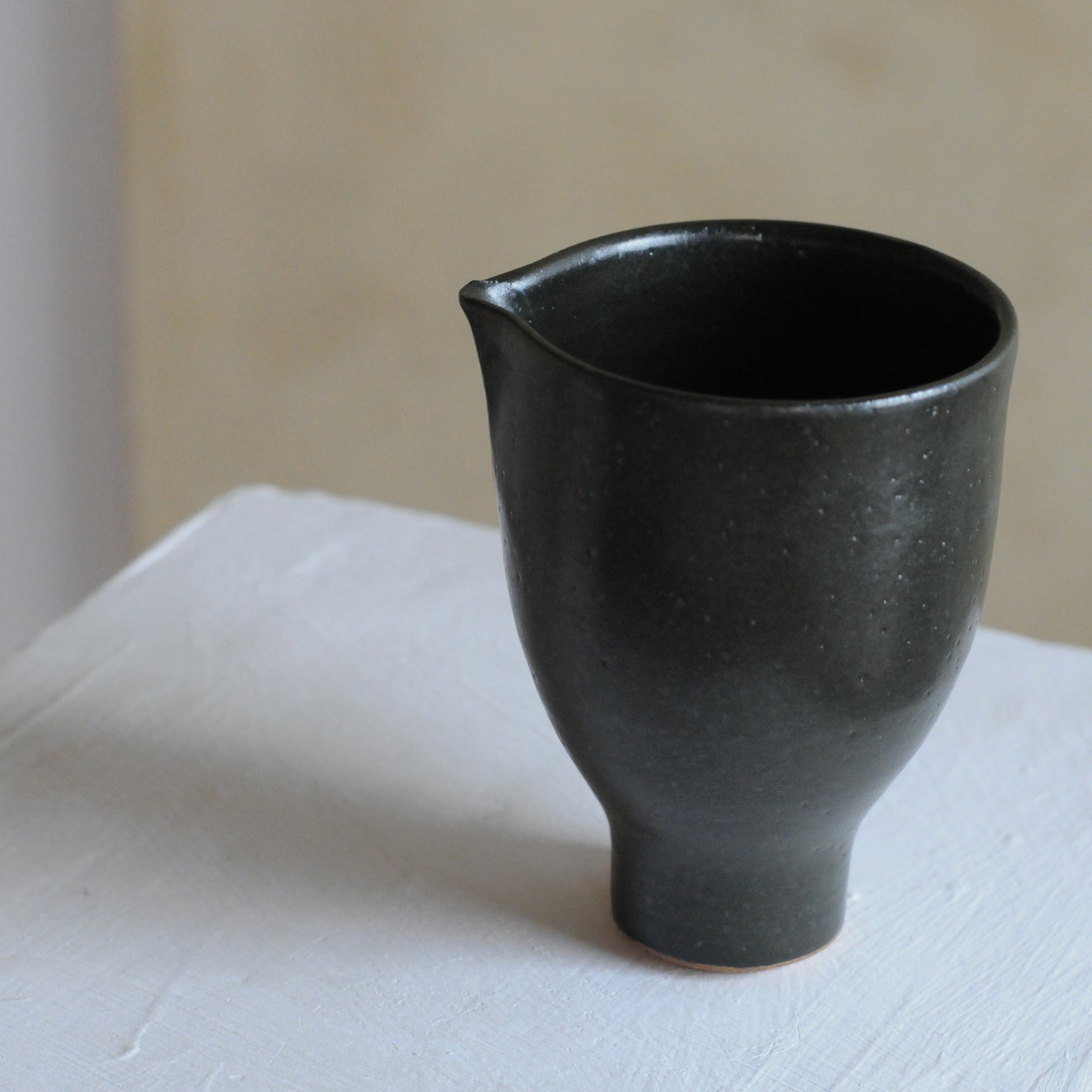 Mingyu Du Footed Pourer